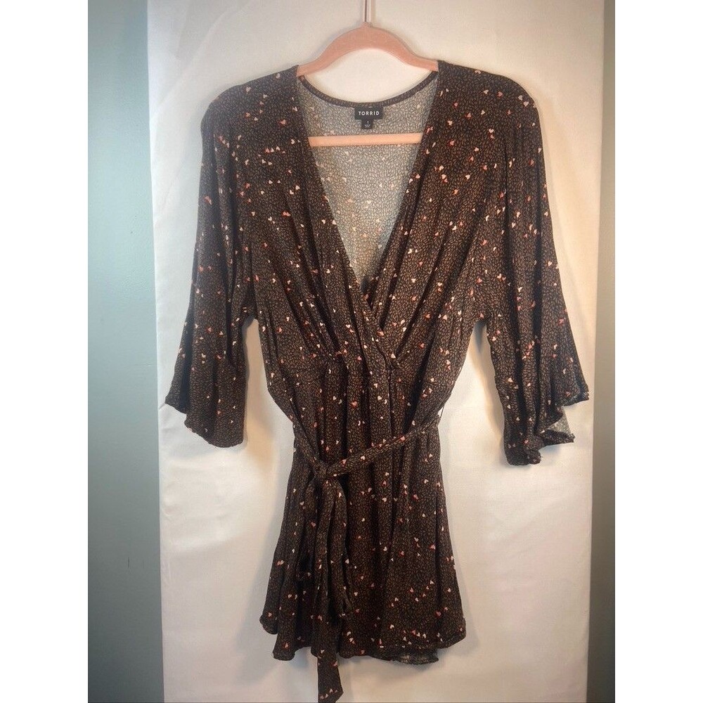 TORRID WOMENS 1X SOFT JERSEY 3/4 SLEEVE BELTED V NECK HEART BROWN BLOUSE